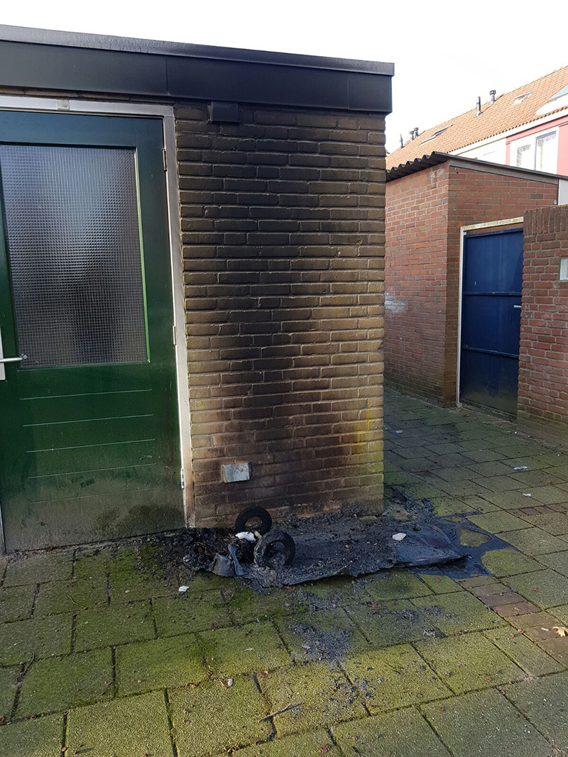 Brandstichting en autobanden lek gestoken in Van Deinsestraat